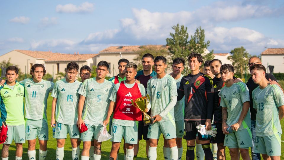 La Selección Mexicana Sub 23 posa con un trofeo que los acredita con el sexto lugar del torneo Maurice Revello