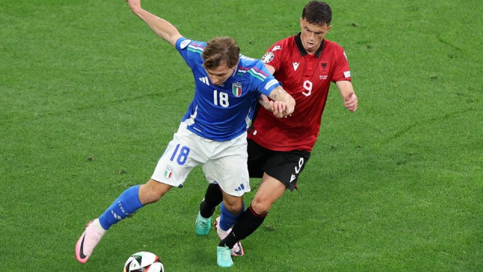 Nicolo Barella en acción contra Albaina en la Eurocopa 2024.