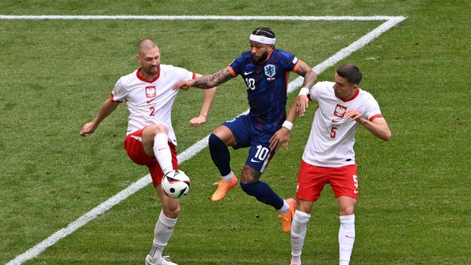 Memphis Depay disputando el balón durante la Eurocopa 2024.