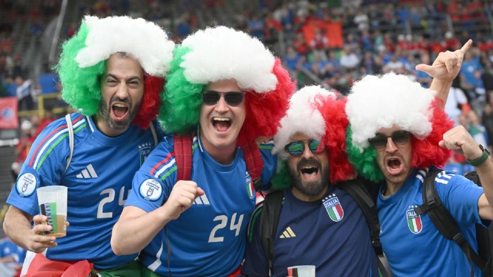 Los aficionados italianos aplauden antes del partido del grupo B de la UEFA EURO 2024 entre Italia y Albania.