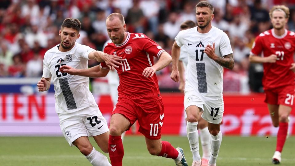 Christian Eriksen de Dinamarca y Adam Gnezda Cerin de Eslovenia en acción durante la UEFA EURO 2024.