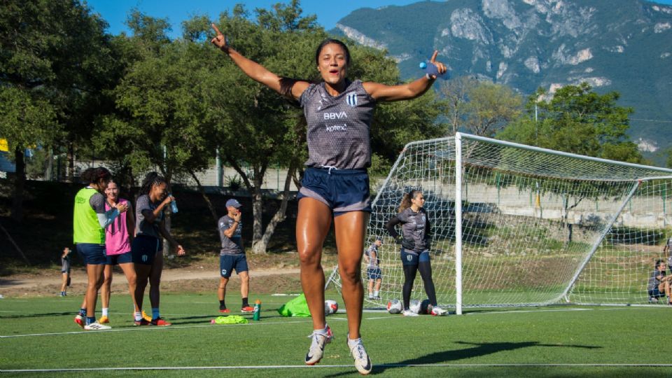 El equipo campeón del futbol femenil en México, Rayadas, viajó este domingo rumbo a Manzanillo.