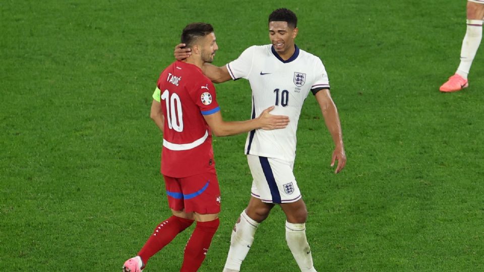 Dusan Tadic de Serbia y Jude Bellingham de Inglaterra reaccionan durante la UEFA EURO 2024.