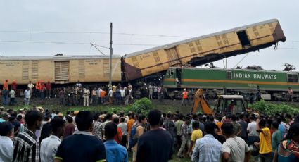 Mueren 15 personas en un choque de trenes en la India