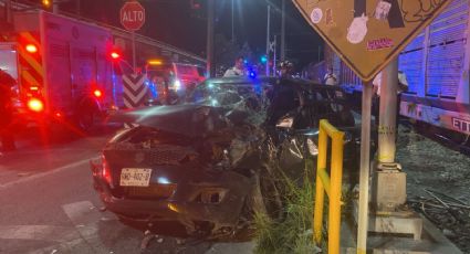 Choque entre tren y un auto deja 2 personas heridas en San Pedro