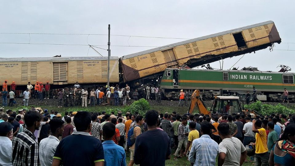 Rescatistas de la Fuerza Nacional de Respuesta a Desastres (NDRF) trabajan en el lugar de una colisión de trenes | EFE/EPA/DIPTENDU DUTTA