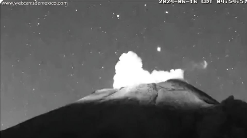 Luz extraña saliendo del volcán Popocatépetl