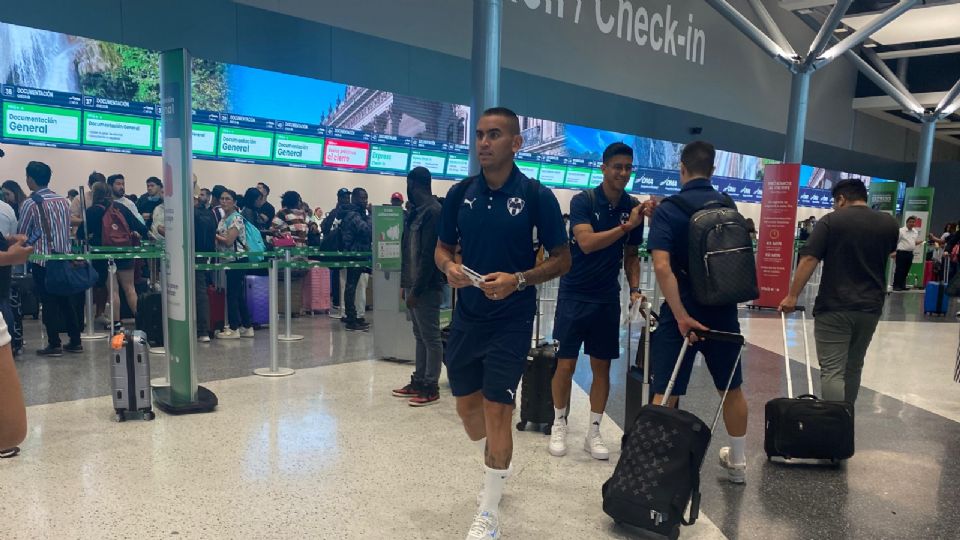 Sebastián Vegas, Maxi Meza y el plantel de Rayados en el aeropuerto previo a su viaje a la Riviera Maya