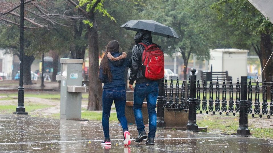 Pareja camina entre la lluvia en Monterrey