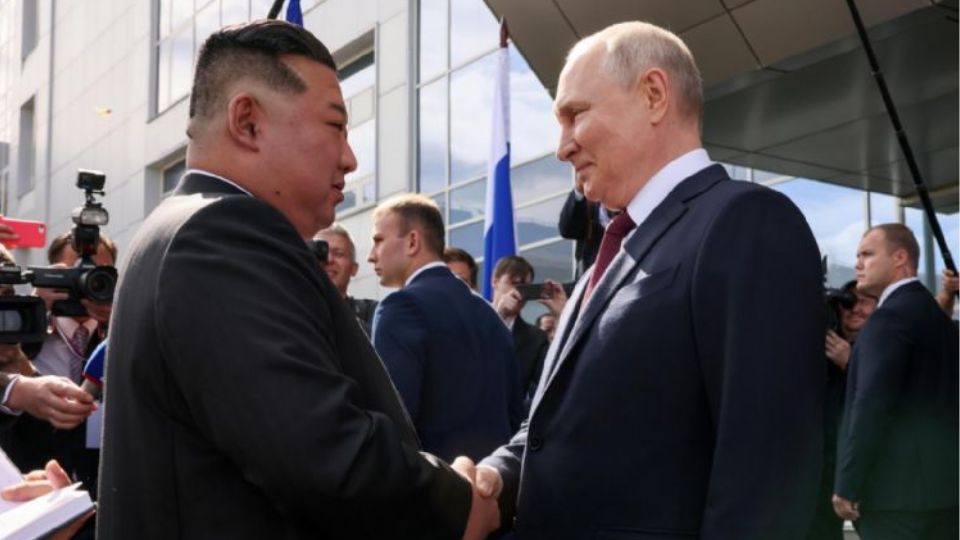 Vladimir Putin (der.) saluda a Kim Jong-un |