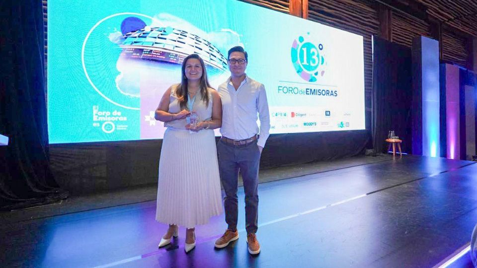 Autoridades de Arca Continental lucen premio recibido