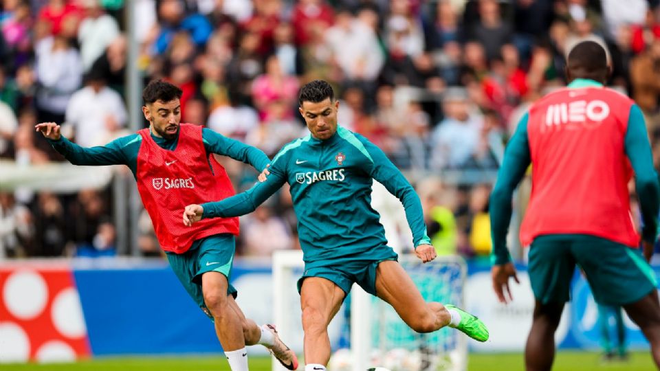 Bruno Fernandes disputa un balón con Cristiano Ronaldo durante un entrenamiento de la Selección de Portugal