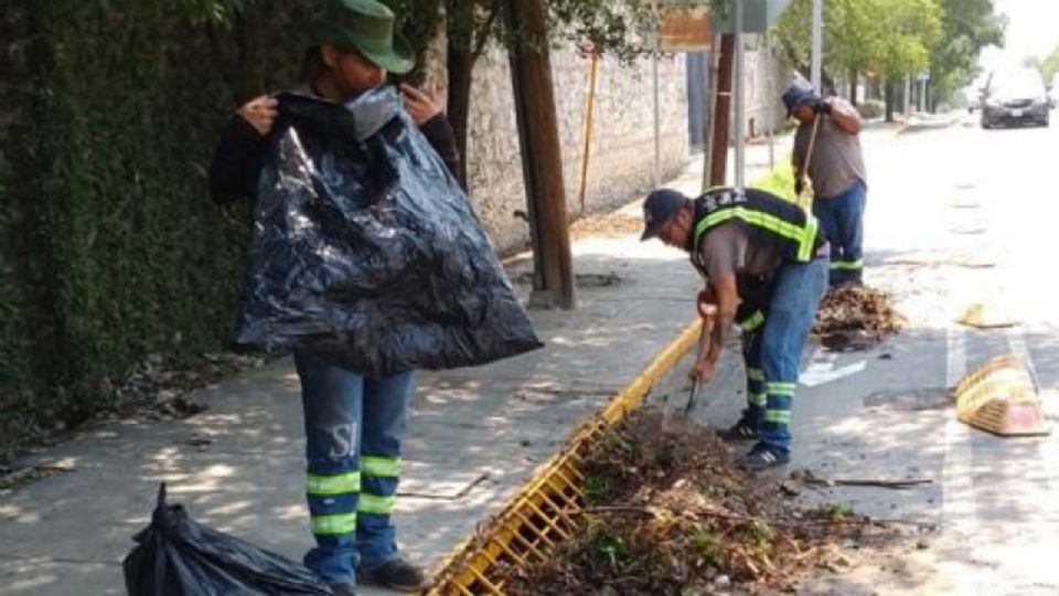 Limpian pluviales en Monterrey.