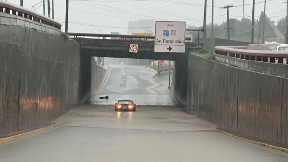 Avenida inundada en Monterrey