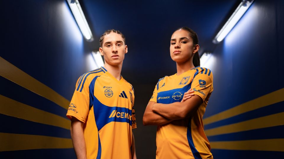 Marcelo Flores y Maricarmen Reyes posan con los nuevos uniformes de Tigres