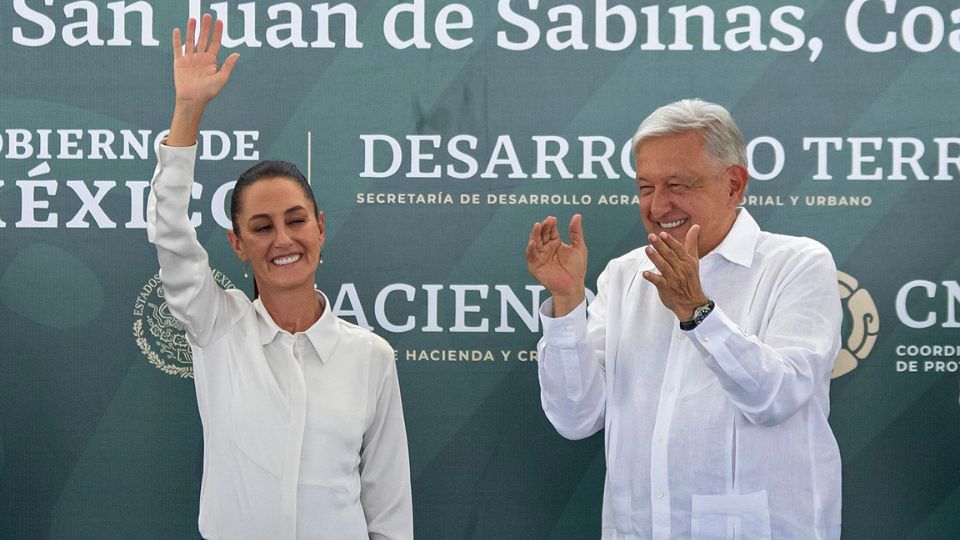 Andrés Manuel López Obrador (d), y la futura presidenta de México, Claudia Sheinbaum | EFE/Miguel Sierra