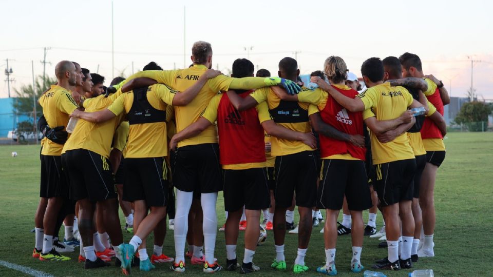 El plantel de Tigres se funde en un abrazo en un entrenamiento con Paunovic en el Polideportivo de la UANL