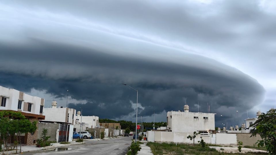 Cumulonimbus arcus  formada en Chetumal, Quintana Roo