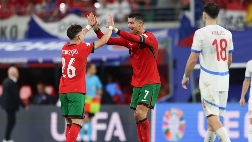 Francisco Conceição (izquierda) celebra con su compañero Cristiano Ronaldo después de marcar el segundo gol de su equipo durante el partido del grupo F de la EURO 2024 entre Portugal y la República Checa.