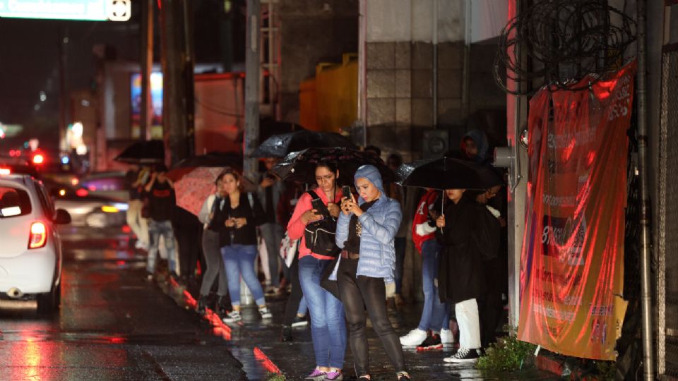 Personas esperando el camión.