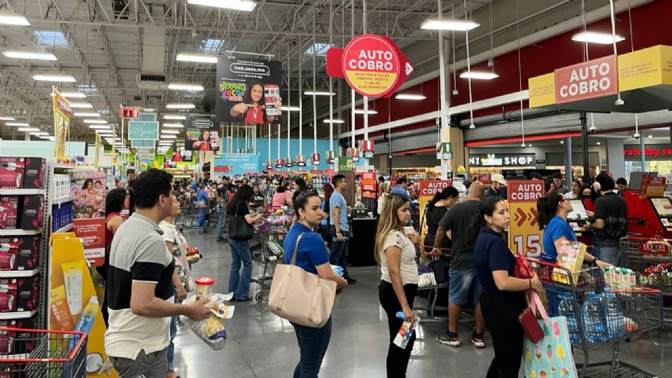 Filas de compradores en supermercado.