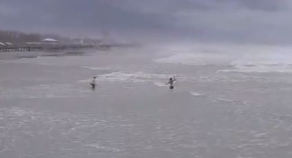 Hombre ignora tormenta Alberto y se mete a nadar a playa de Tampico