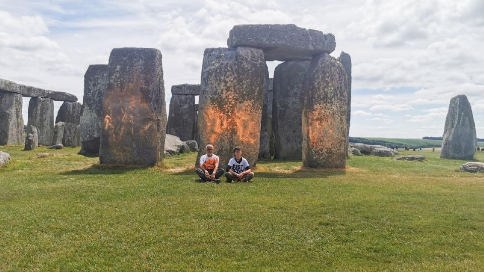 Dos activistas fueron detenidos este miércoles después de rociar con pintura naranja el famoso monumento megalítico de Stonehenge.