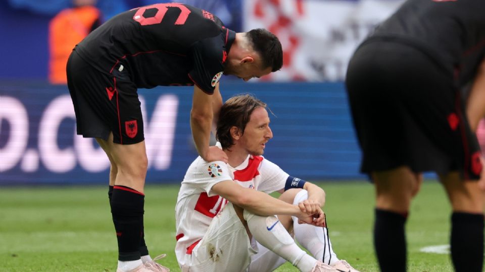 Arber Hoxha interactúa con Luka Modric después del partido del grupo B de la EURO 2024 entre Croacia y Albania.