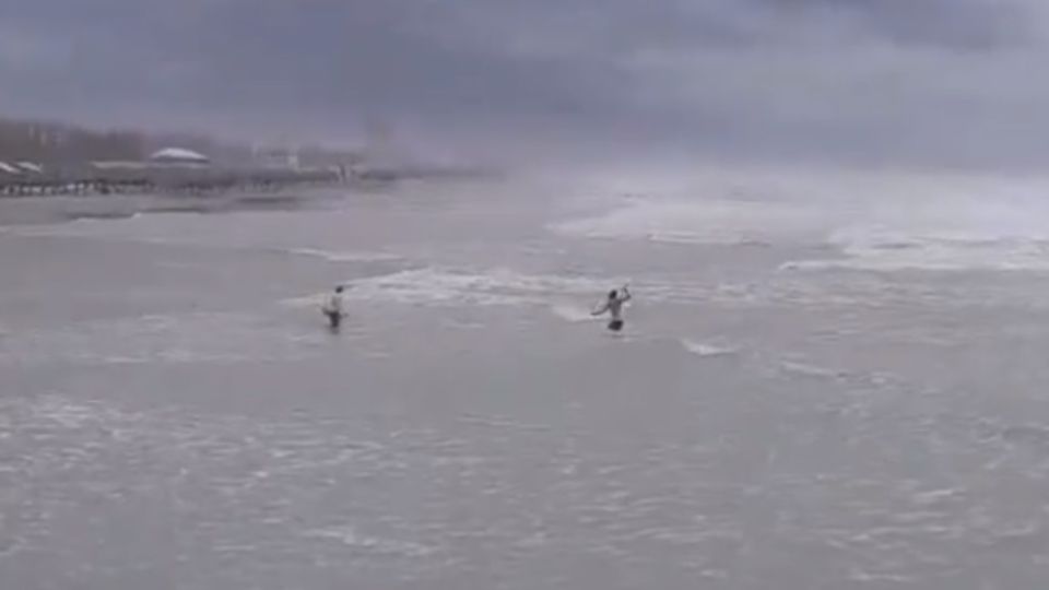 Hombre en Playa de Tampico pese a recomendaciones de alejarse del agua