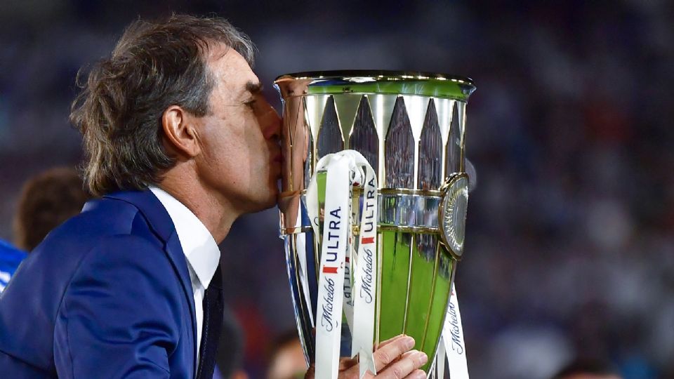 Guillermo Almada besa el trofeo de la Concachampions durante los festejos del Pachuca tras el triunfo ante Columbus Crew