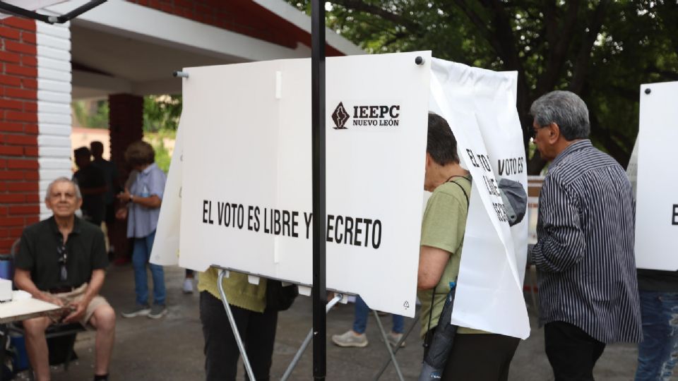 Ciudadanos emitiendo el voto en Monterrey esta mañana del 2 de junio.