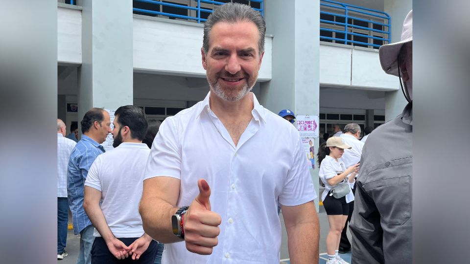 Adrián de la Garza vota y muestra su dedo con tinta indeleble