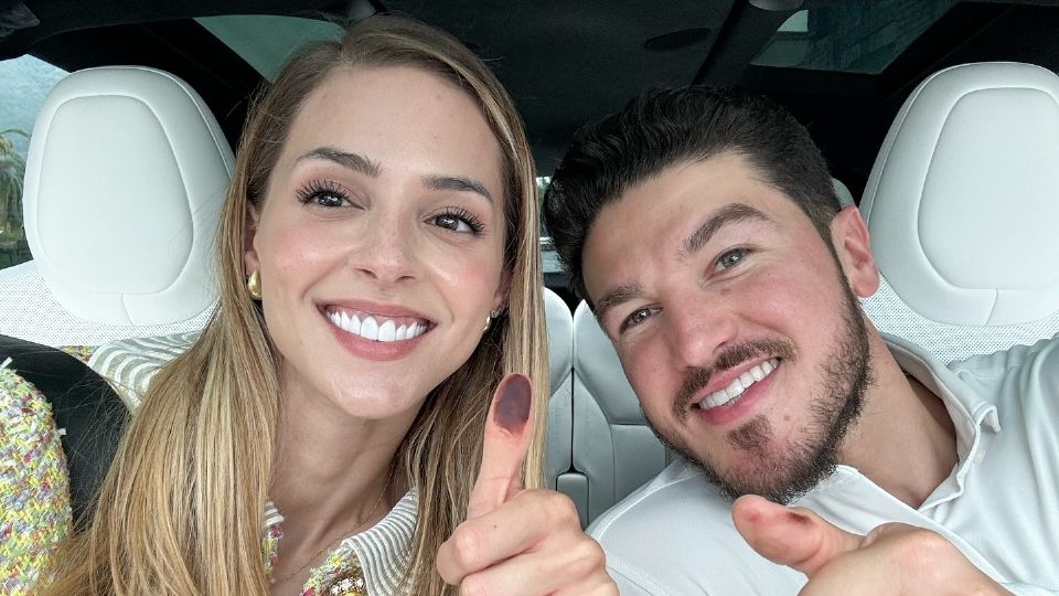 Mariana Rodríguez junto a Samuel García mostrando que ya emitieron su voto