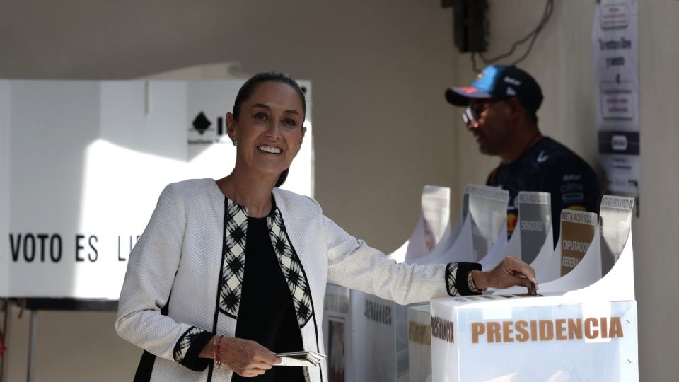 La candidata a la presidencia de México, Claudia Sheinbaum, vota en las elecciones generales mexicanas este domingo