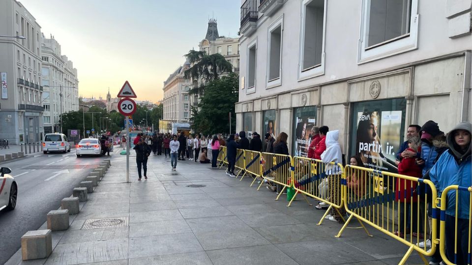 Mexicanos hacen fila para votar desde Madrid | X / @INEMexico