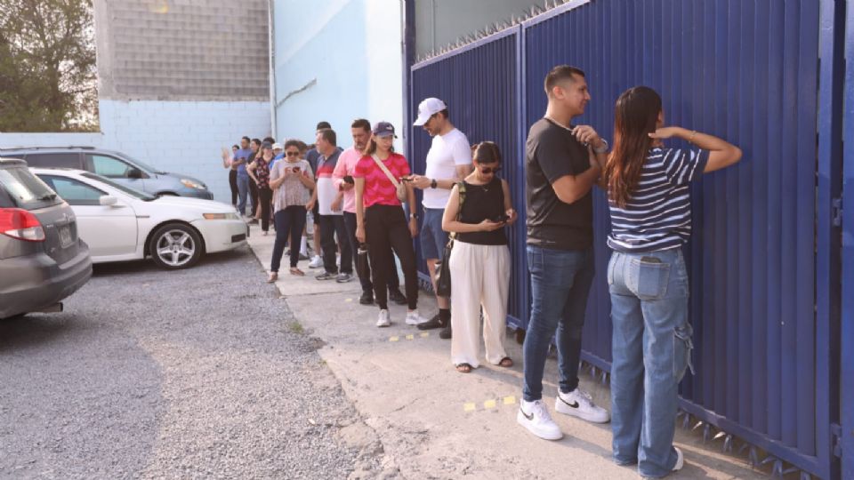 Los votantes pudieron ingresar al lugar al filo de las 9 de la mañana de este domingo.