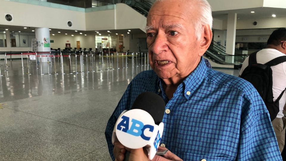 Hombre de 80 años realiza voto electrónico en Monterrey.