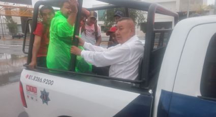 Policías de Escobedo transportan a ciudadanos desamparados por camiones