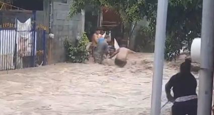 Video: Vecinos de Montemorelos rescatan a pareja atrapada en inundación