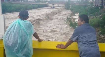 Regios acuden a tomarse selfie al río Santa Catarina durante depresión tropical Alberto