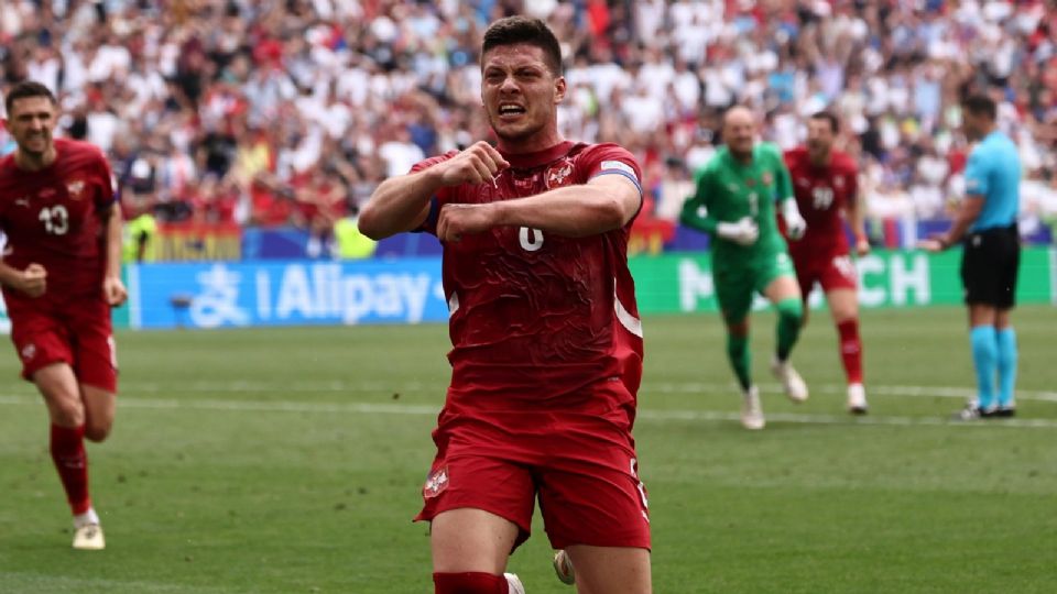 Luka Jovic de Serbia celebra el gol 1-1 durante la UEFA EURO 2024.