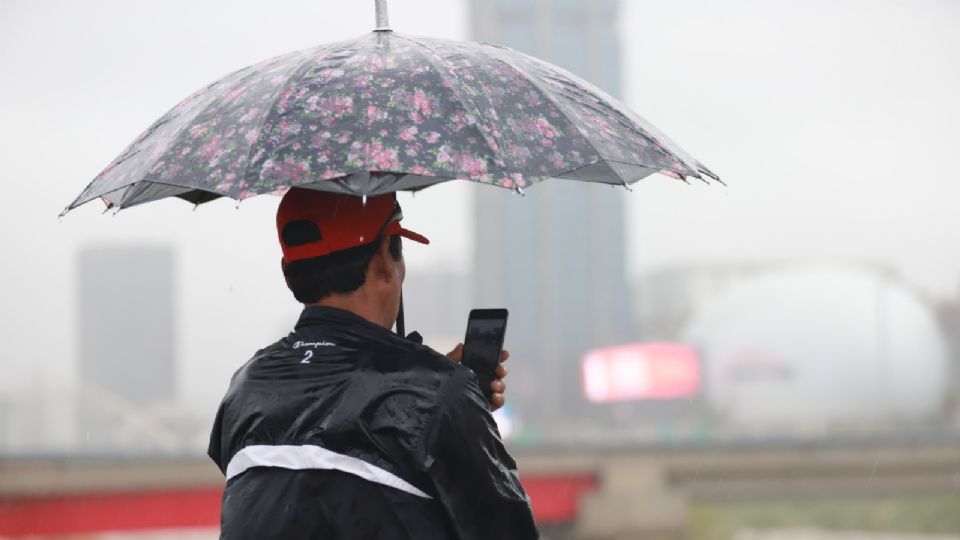 Hombre bajo la lluvia.