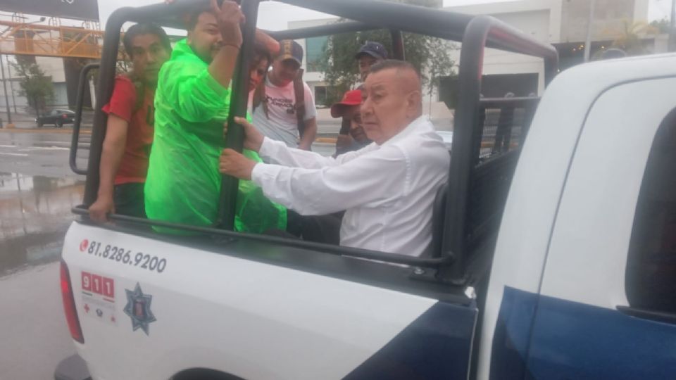 Policías transportan a ciudadanos varados por la lluvia