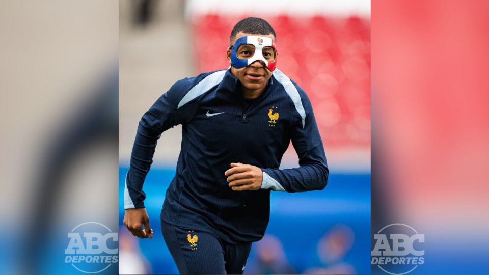 Mbappé ya entrena con máscara.