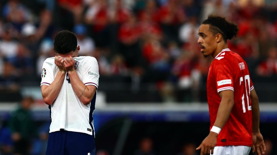 Declan Rice de Inglaterra (izq.) y Yussuf Poulsen de Dinamarca reaccionan durante la UEFA EURO 2024.