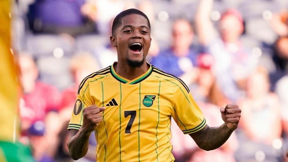 El delantero jamaicano, Leon Bailey, se encuentra en el centro de la polémica tras renunciar a la Copa América y generar dudas sobre su futuro con la selección de su país.