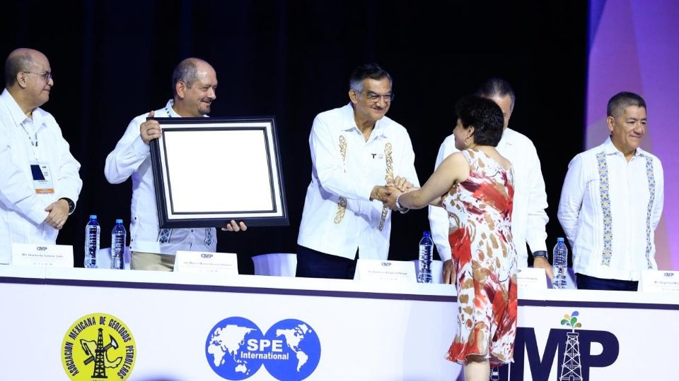 Américo Villarreal (centro) presente en el evento celebrado en Tampico