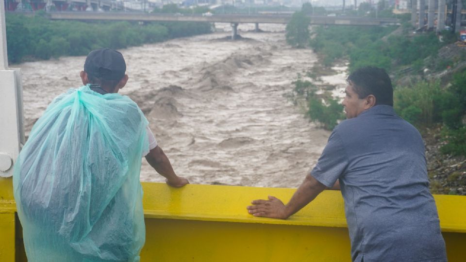 Personas  mirando el río Santa Catarina.