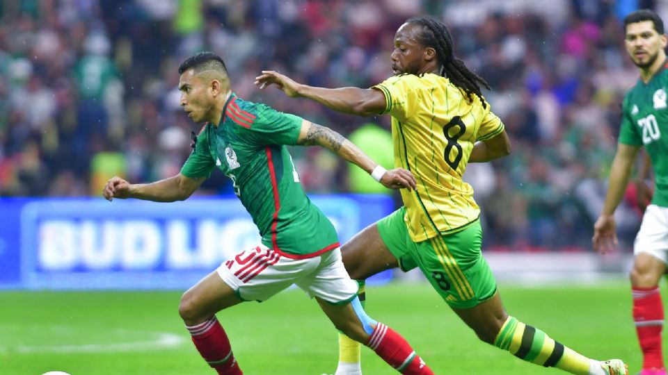 Orbelin Pineda (I) de Mexico y Daniel Johnson (D) de Jamaica disputan el balón durante el juego de la fase de grupos de la Liga de Naciones de la Concacaf en el Estadio Azteca