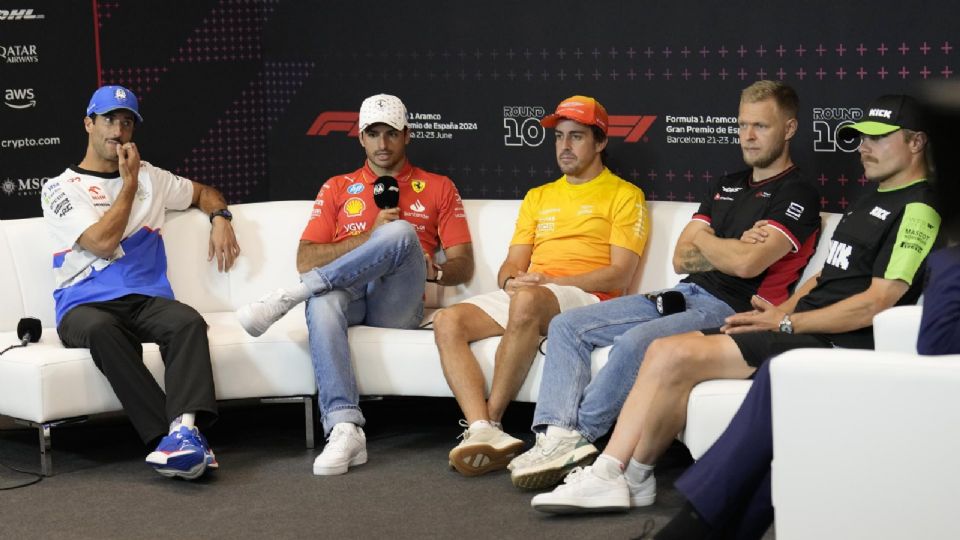 De iz a der: Daniel Ricciardo, Carlos Sainz, Fernando Alonso, Kevin Magnussen y Valtteri Bottas durante la rueda de prensa ofrecida en el Circuito de Barcelona Cataluña en Montmeló